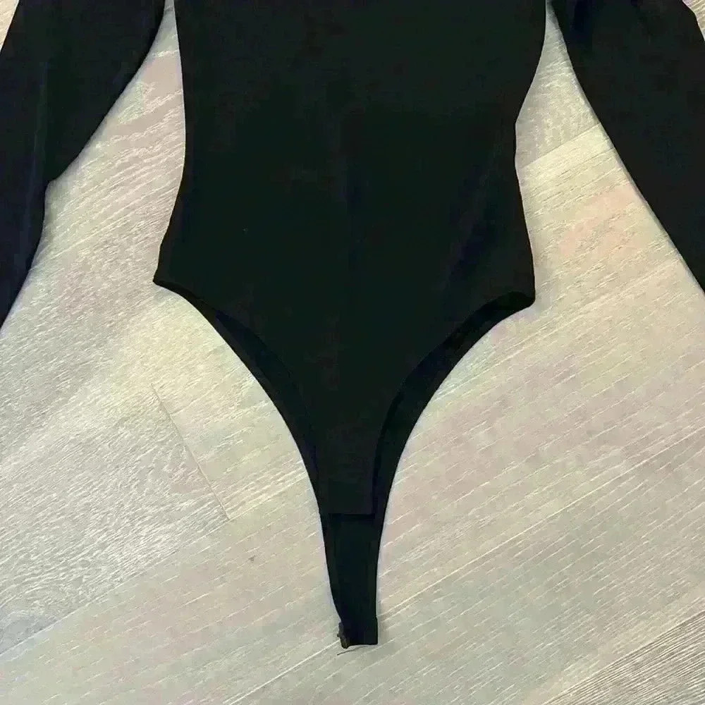 Leith V Neck Bodysuit - Picture 4 of 5